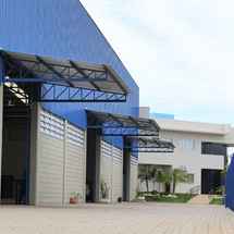 Lateral para entrada de equipamentos e peças